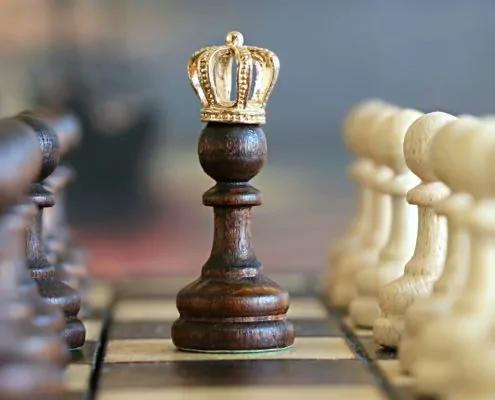 Bauer im Schach mit einer Krone