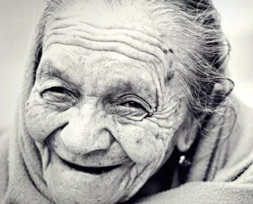 Alte Frau lächelt