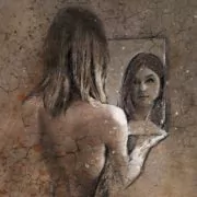 Frau betrachtet ihr Spiegelbild