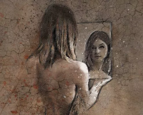 Frau betrachtet ihr Spiegelbild